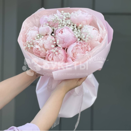 Букет из 9 розовых пионов и белой гипсофилы