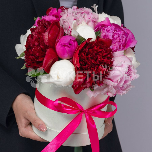 15 пионов микс в шляпной коробке №28